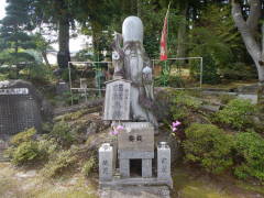 ���\����